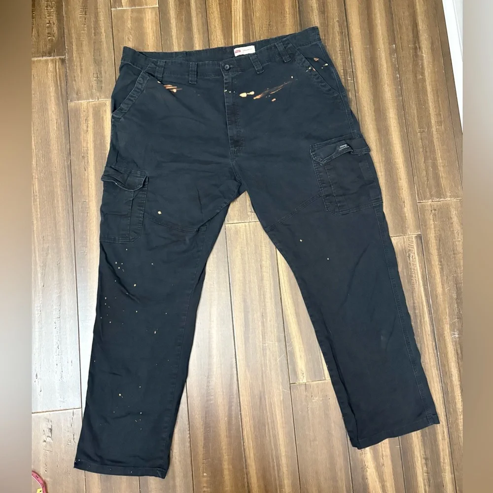 Stylish Wrangler Relaxed Fit Men's Black Cargo Pants Thrashed 44x32 Belt Loops